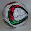 Piłka nożna z autografem m. in. Krzysztofa Golonki - najsłynniejszego polskiego żonglera piłką nożną.
